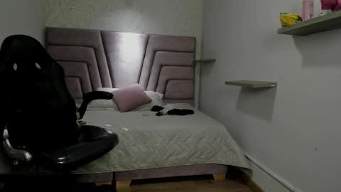 Snapshot of victoria_noir_18 chatting on November 3, 1:56 pm Vicky online show from November 3, 1:56 pm