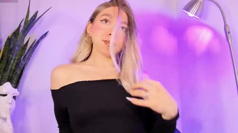 D A N I online show from November 4, 5:56 pm