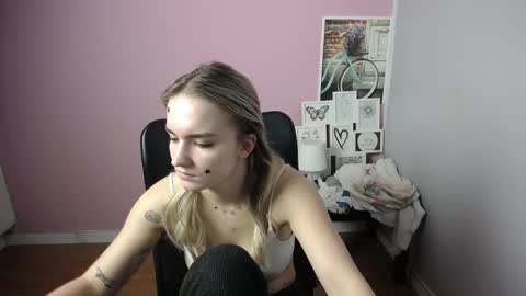 Snapshot of viktoria_lovely chatting on December 21, 12:38 pm viktoria_lovely online show from December 21, 12:38 pm