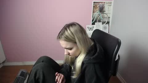 Snapshot of viktoria_lovely chatting on December 27, 9:17 am viktoria_lovely online show from December 27, 9:17 am