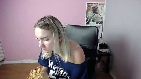 Snapshot of viktoria_lovely chatting on September 9, 6:35 am viktoria_lovely online show from September 9, 6:35 am