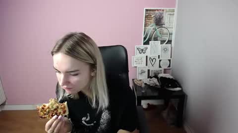 Snapshot of viktoria_lovely chatting on September 10, 6:57 am viktoria_lovely online show from September 10, 6:57 am