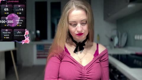 Snapshot of viola_1 chatting on January 16, 11:06 pm Funny girl online show from January 16, 11:06 pm