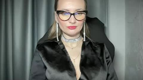 Snapshot of viola_1 chatting on February 4, 2:21 pm Funny girl online show from February 4, 2:21 pm