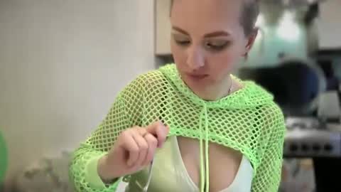 Snapshot of viola_1 chatting on February 16, 5:04 am Funny girl online show from February 16, 5:04 am