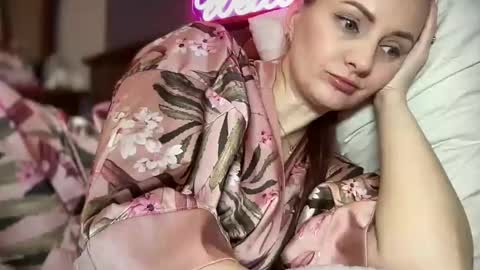 Snapshot of viola_1 chatting on February 17, 4:04 pm Funny girl online show from February 17, 4:04 pm