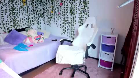 Snapshot of violeta_milleer chatting on December 2, 5:37 pm Violeta online show from December 2, 5:37 pm