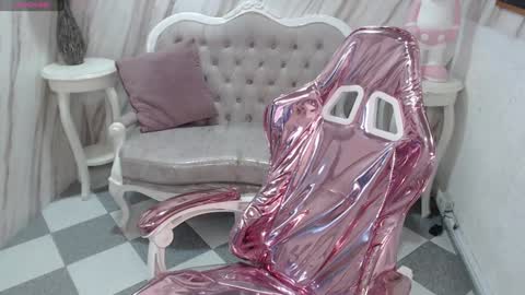 Snapshot of violeth_b chatting on December 9, 12:40 pm violeth_b online show from December 9, 12:40 pm