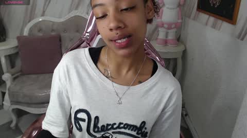 Snapshot of violeth_b chatting on December 14, 1:05 pm violeth_b online show from December 14, 1:05 pm