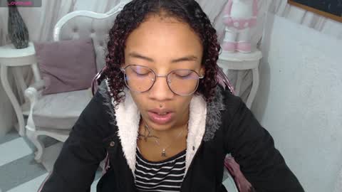Snapshot of violeth_b chatting on December 17, 12:43 pm violeth_b online show from December 17, 12:43 pm