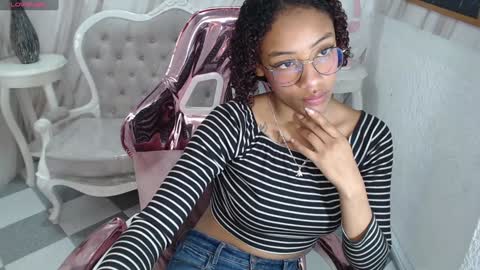 Snapshot of violeth_b chatting on December 17, 3:49 pm violeth_b online show from December 17, 3:49 pm