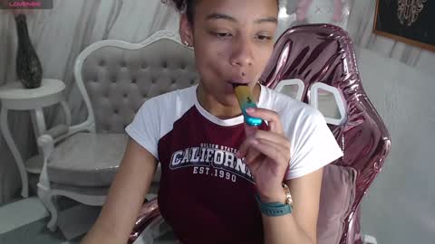 Snapshot of violeth_b chatting on January 3, 3:44 pm violeth_b online show from January 3, 3:44 pm