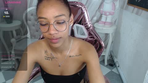 Snapshot of violeth_b chatting on January 7, 6:35 pm violeth_b online show from January 7, 6:35 pm