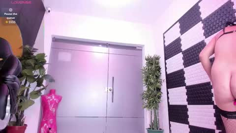 Snapshot of violetlux chatting on November 27, 8:33 pm VioletLux online show from November 27, 8:33 pm