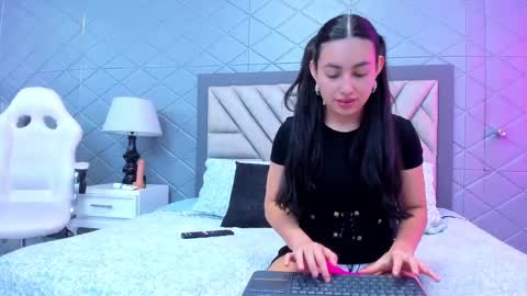 Snapshot of violetrousse chatting on February 3, 12:47 pm Violet Rousse online show from February 3, 12:47 pm