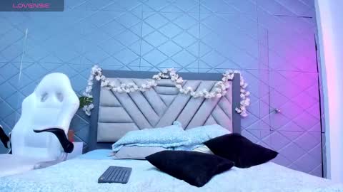 Snapshot of violetrousse chatting on February 9, 7:52 pm Violet Rousse online show from February 9, 7:52 pm