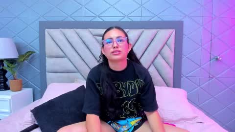 Snapshot of violetrousse chatting on February 10, 3:53 pm Violet Rousse online show from February 10, 3:53 pm