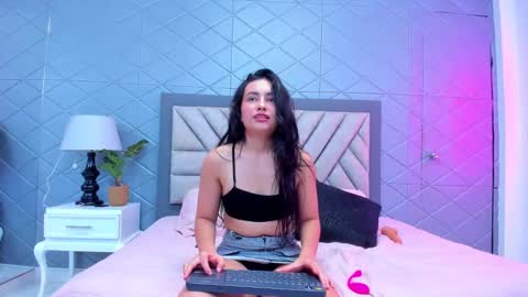 Snapshot of violetrousse chatting on February 10, 6:56 pm Violet Rousse online show from February 10, 6:56 pm