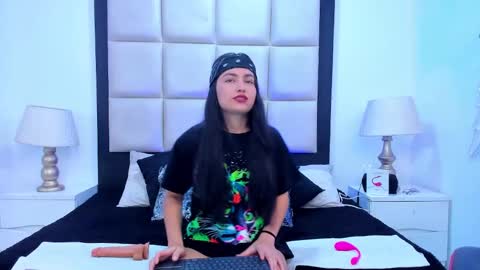 Snapshot of violetrousse chatting on February 16, 12:32 pm Violet Rousse online show from February 16, 12:32 pm