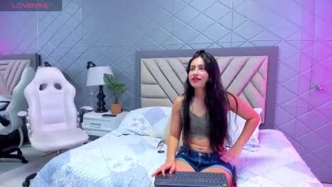 Snapshot of violetrousse chatting on February 20, 1:40 pm Violet Rousse online show from February 20, 1:40 pm