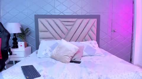 Snapshot of violetrousse chatting on February 25, 12:45 pm Violet Rousse online show from February 25, 12:45 pm