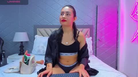 Snapshot of violetrousse chatting on October 29, 3:03 pm Violet Rousse online show from October 29, 3:03 pm