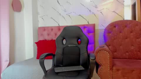 Snapshot of violett__rousee chatting on December 5, 3:30 pm violett rousee online show from December 5, 3:30 pm