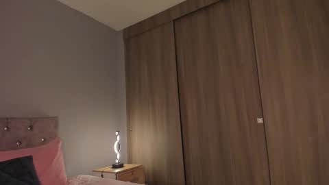 violetta independent model online show from March 11, 6:32 am