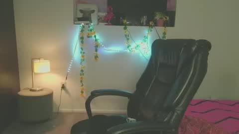 Snapshot of violettacam69 chatting on February 5, 9:04 am violettacam69 online show from February 5, 9:04 am