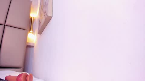 Snapshot of violettaevans_ chatting on February 19, 8:20 pm Violetta online show from February 19, 8:20 pm