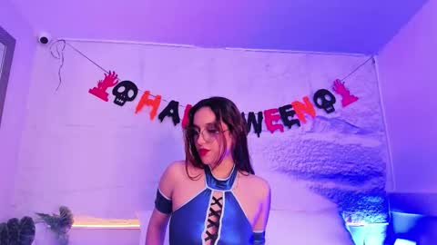 Snapshot of violettaevans_ chatting on October 31, 7:59 pm Violetta online show from October 31, 7:59 pm