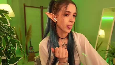 Snapshot of violettessa chatting on November 13, 11:42 am violettessa online show from November 13, 11:42 am