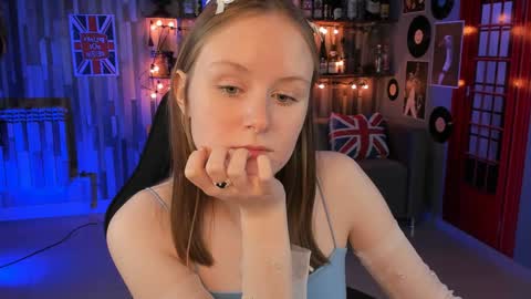 Snapshot of vivienleeigh chatting on December 12, 8:32 pm Vivien online show from December 12, 8:32 pm