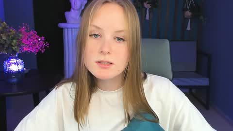 Snapshot of vivienleeigh chatting on December 18, 4:28 pm Vivien online show from December 18, 4:28 pm