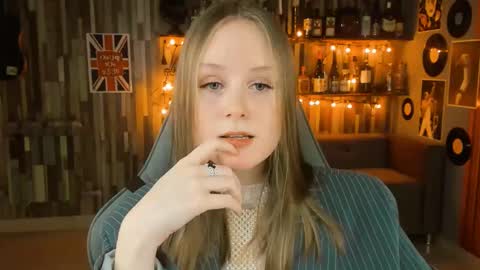 Snapshot of vivienleeigh chatting on February 20, 4:14 pm Vivien online show from February 20, 4:14 pm