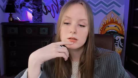 Snapshot of vivienleeigh chatting on February 22, 6:30 pm Vivien online show from February 22, 6:30 pm