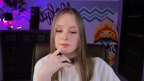 Snapshot of vivienleeigh chatting on March 2, 6:19 pm Vivien online show from March 2, 6:19 pm