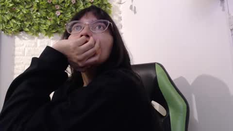 Snapshot of we_n_you chatting on January 29, 1:38 pm Trixie 3 online show from January 29, 1:38 pm