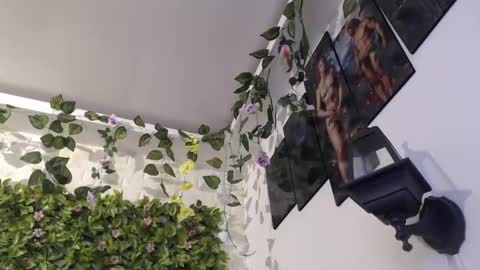 Snapshot of we_n_you chatting on January 29, 7:43 pm Trixie 3 online show from January 29, 7:43 pm