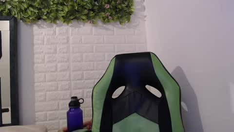 Snapshot of we_n_you chatting on January 31, 7:40 pm Trixie 3 online show from January 31, 7:40 pm