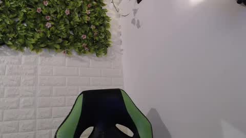 Snapshot of we_n_you chatting on February 8, 7:38 pm Trixie 3 online show from February 8, 7:38 pm