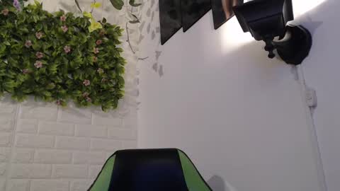 Snapshot of we_n_you chatting on February 12, 5:37 pm Trixie 3 online show from February 12, 5:37 pm