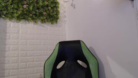 Snapshot of we_n_you chatting on February 13, 4:39 pm Trixie 3 online show from February 13, 4:39 pm