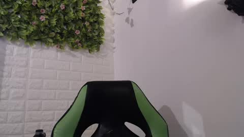 Snapshot of we_n_you chatting on February 15, 3:17 pm Trixie 3 online show from February 15, 3:17 pm