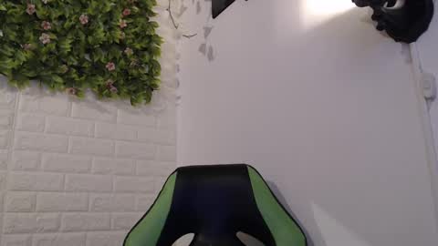 Snapshot of we_n_you chatting on February 22, 8:09 pm Trixie 3 online show from February 22, 8:09 pm