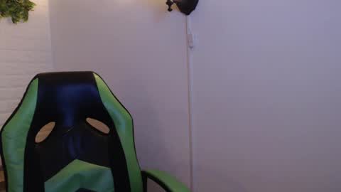 Snapshot of we_n_you chatting on March 1, 12:34 pm Trixie 3 online show from March 1, 12:34 pm