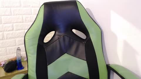 Snapshot of we_n_you chatting on March 11, 1:01 pm Trixie 3 online show from March 11, 1:01 pm