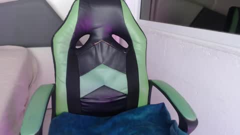 Snapshot of we_n_you chatting on September 15, 1:44 pm Trixie 3 online show from September 15, 1:44 pm