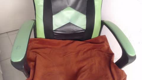 Snapshot of we_n_you chatting on October 8, 1:42 pm Trixie 3 online show from October 8, 1:42 pm