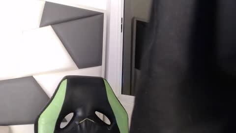 Snapshot of we_n_you chatting on October 23, 3:33 pm Trixie 3 online show from October 23, 3:33 pm